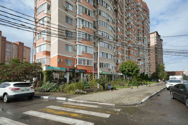 Продам трехкомнатную (3-комн.) квартиру, им. 70-летия Октября ул, 1/1, Краснодар г