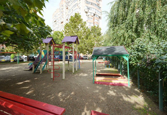 Продам трехкомнатную (3-комн.) квартиру, им. 70-летия Октября ул, 1/1, Краснодар г