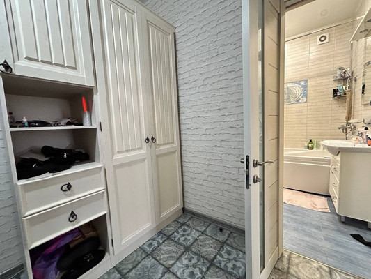 Продам двухкомнатную (2-комн.) квартиру, Ковыльная ул, 94, Симферополь г