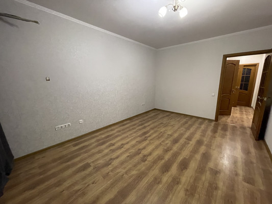 Продам трехкомнатную (3-комн.) квартиру, Камская ул, 37, Симферополь г