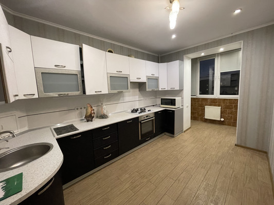 Продам трехкомнатную (3-комн.) квартиру, Камская ул, 37, Симферополь г