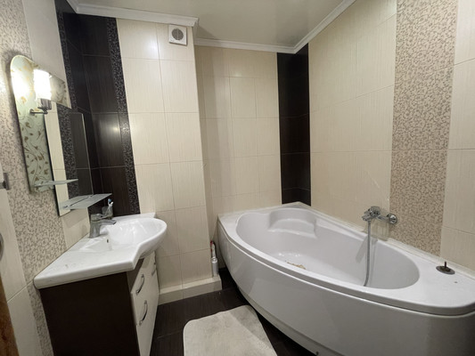 Продам трехкомнатную (3-комн.) квартиру, Камская ул, 37, Симферополь г