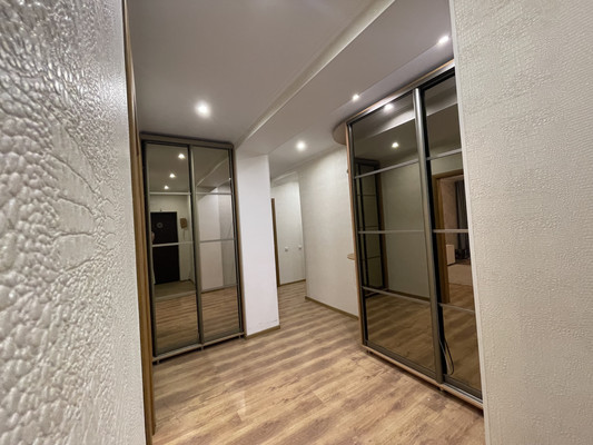 Продам трехкомнатную (3-комн.) квартиру, Камская ул, 37, Симферополь г