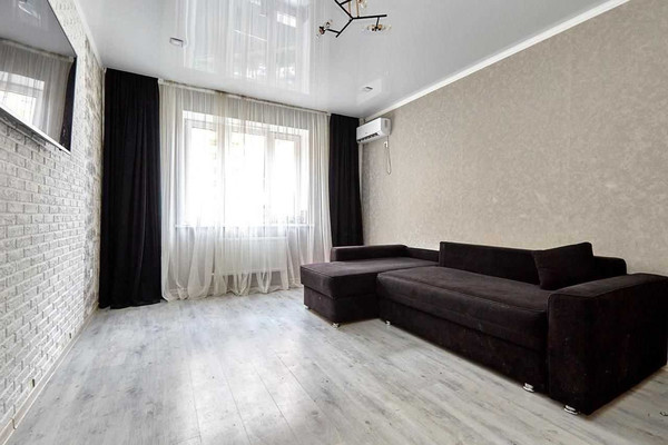 Продам двухкомнатную (2-комн.) квартиру, им. Героя Яцкова И.В. ул, 15к1, Краснодар г