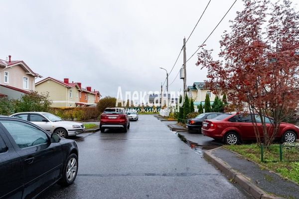 Продам таунхаус в поселке Золотые Ключи, Александровская ул, Нижняя д, 15 км от города