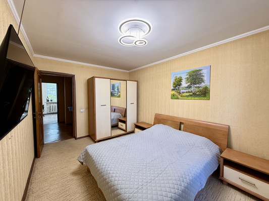 Продам трехкомнатную (3-комн.) квартиру, 1 Конной Армии ул, 11, Симферополь г