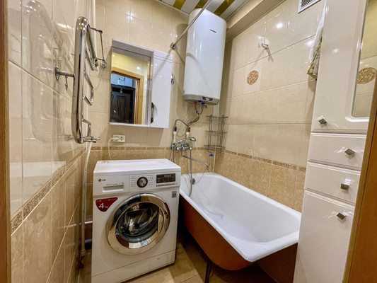 Продам двухкомнатную (2-комн.) квартиру, 2-й Микрорайон ул, 15, Эльбан рп