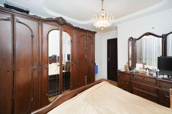 Продам многокомнатную квартиру, им. 70-летия Октября ул, 22, Краснодар г