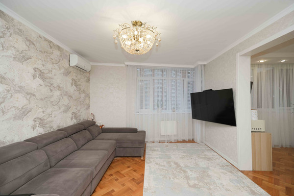 Продам трехкомнатную (3-комн.) квартиру, им. 70-летия Октября ул, 17, Краснодар г