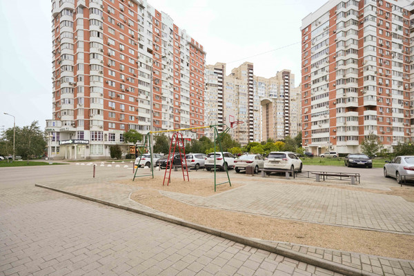 Продам трехкомнатную (3-комн.) квартиру, им. 70-летия Октября ул, 17, Краснодар г