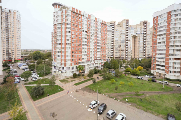 Продам трехкомнатную (3-комн.) квартиру, им. 70-летия Октября ул, 17, Краснодар г