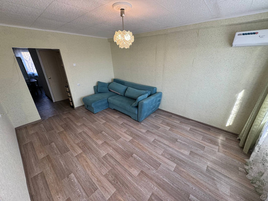 Продам трехкомнатную (3-комн.) квартиру, Строителей пр-кт, 19кг, Амурск г
