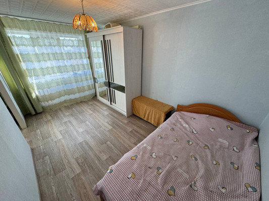 Продам трехкомнатную (3-комн.) квартиру, Строителей пр-кт, 19кг, Амурск г