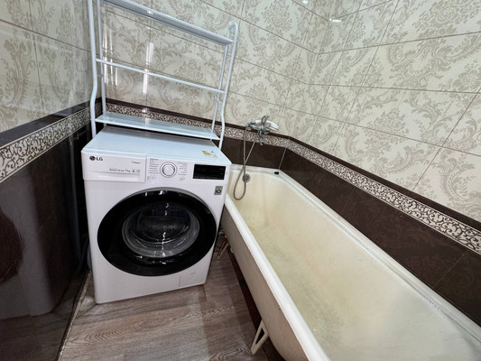 Продам трехкомнатную (3-комн.) квартиру, Строителей пр-кт, 19кг, Амурск г