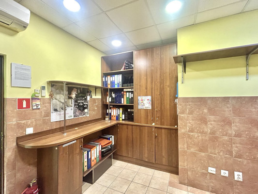 Продам торговое помещение 150 м2, 2-й Муринский пр-кт, 39, Санкт-Петербург г