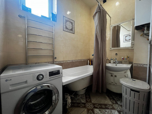 Продам трехкомнатную (3-комн.) квартиру, Мечникова ул, 175, Нальчик г