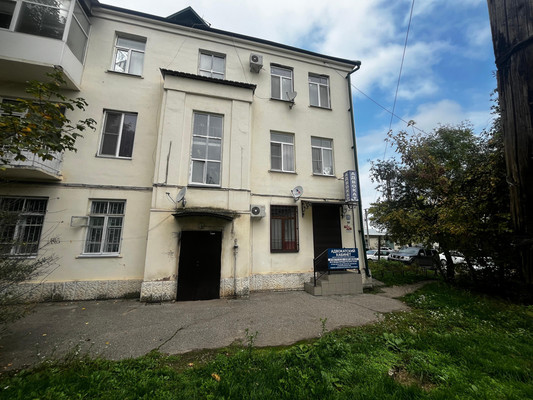 Продам трехкомнатную (3-комн.) квартиру, Мечникова ул, 175, Нальчик г