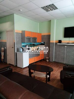Продам коммерческое помещение 44,7 м2, 4 мкр, 46к2, Тихвин г