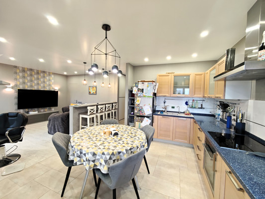 Продам трехкомнатную (3-комн.) квартиру, Дзержинского пр-кт, 183, Новороссийск г