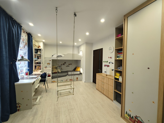 Продам трехкомнатную (3-комн.) квартиру, Дзержинского пр-кт, 183, Новороссийск г