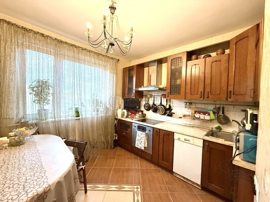 Продам трехкомнатную (3-комн.) квартиру, Миклухо-Маклая ул, 20, Москва г