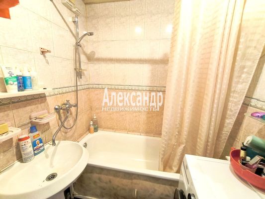 Продам трехкомнатную (3-комн.) квартиру, Ольховая ул, 20, Санкт-Петербург г