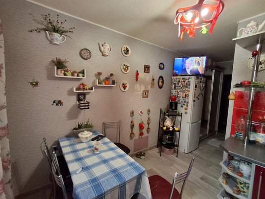 Продам двухкомнатную (2-комн.) квартиру, Молодежный проезд, 4, Мурманск г