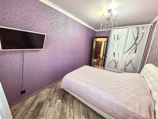 Продам трехкомнатную (3-комн.) квартиру, Профсоюзная ул, 224, Вольный Аул кп