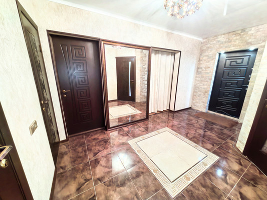 Продам трехкомнатную (3-комн.) квартиру, Профсоюзная ул, 224, Вольный Аул кп