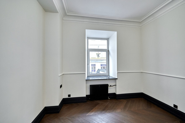 Продам трехкомнатную (3-комн.) квартиру, Бронная М. ул, 17к1, Москва г