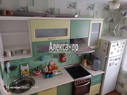 Продам трехкомнатную (3-комн.) квартиру, Спирина ул, 7к1, Красное Село г