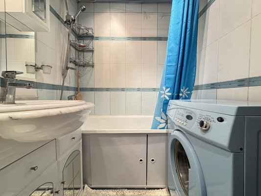 Продам двухкомнатную (2-комн.) квартиру, Зверинецкая ул, 12, Москва г