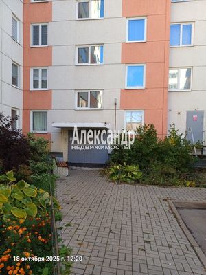 Продам трехкомнатную (3-комн.) квартиру, Спирина ул, 7к1, Красное Село г