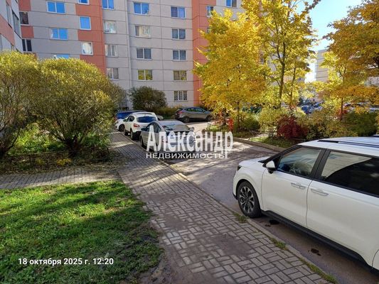 Продам трехкомнатную (3-комн.) квартиру, Спирина ул, 7к1, Красное Село г