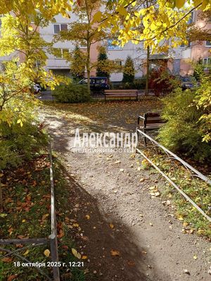 Продам трехкомнатную (3-комн.) квартиру, Спирина ул, 7к1, Красное Село г