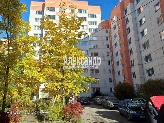 Продам трехкомнатную (3-комн.) квартиру, Спирина ул, 7к1, Красное Село г