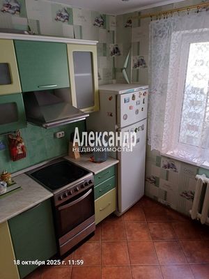 Продам трехкомнатную (3-комн.) квартиру, Спирина ул, 7к1, Красное Село г