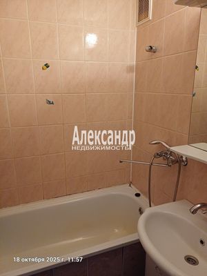 Продам трехкомнатную (3-комн.) квартиру, Спирина ул, 7к1, Красное Село г