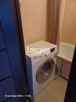 Продам трехкомнатную (3-комн.) квартиру, Спирина ул, 7к1, Красное Село г