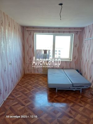 Продам трехкомнатную (3-комн.) квартиру, Спирина ул, 7к1, Красное Село г