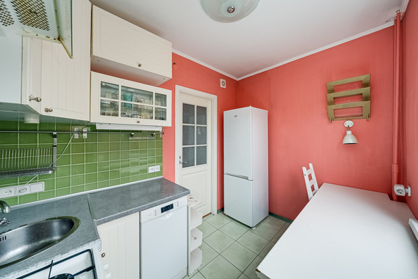 Продам трехкомнатную (3-комн.) квартиру, Давыдковская ул, 10к6, Москва г