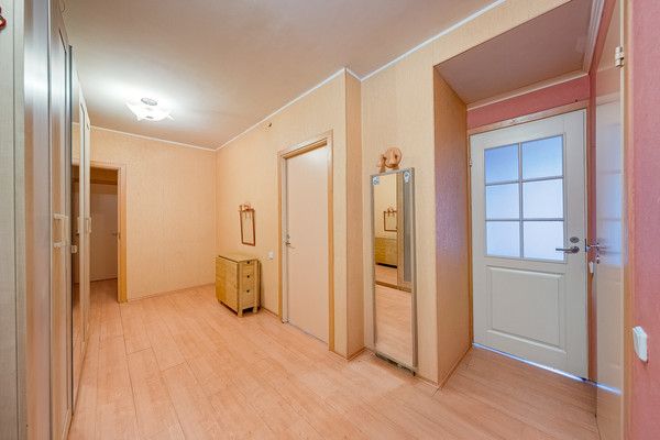 Продам трехкомнатную (3-комн.) квартиру, Давыдковская ул, 10к6, Москва г