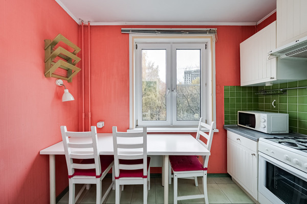 Продам трехкомнатную (3-комн.) квартиру, Давыдковская ул, 10к6, Москва г