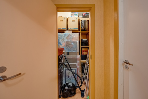 Продам трехкомнатную (3-комн.) квартиру, Давыдковская ул, 10к6, Москва г