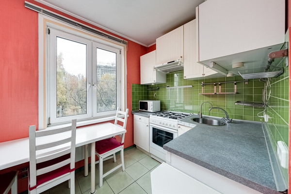 Продам трехкомнатную (3-комн.) квартиру, Давыдковская ул, 10к6, Москва г