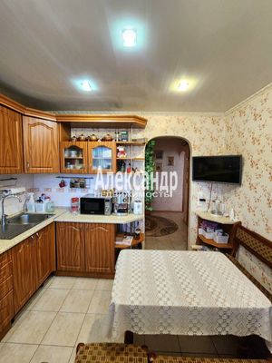 Продам двухкомнатную (2-комн.) квартиру, Декабристов Бестужевых ул, 7, Кириши г