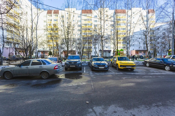 Продам трехкомнатную (3-комн.) квартиру, Адмирала Лазарева ул, 38, Москва г