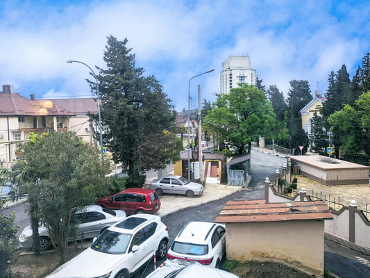 Продам двухкомнатную (2-комн.) квартиру, Инжирная (Лазар) ул, 1, Сочи г
