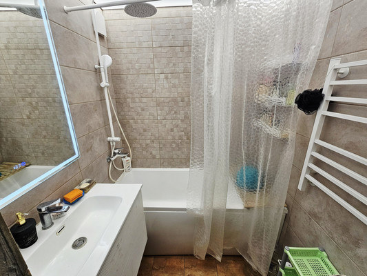 Продам трехкомнатную (3-комн.) квартиру, Жмайлова ул, 3, Ростов-на-Дону г