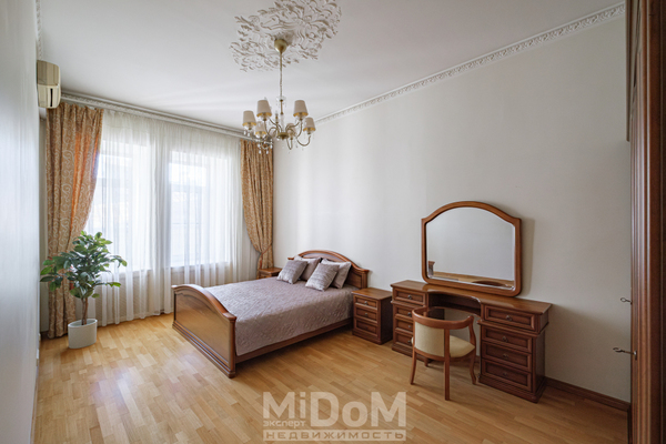 Продам трехкомнатную (3-комн.) квартиру, Рубинштейна ул, 11, Санкт-Петербург г